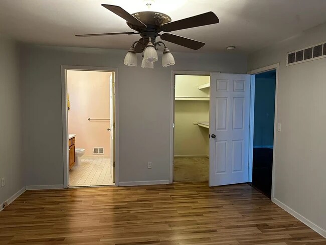 Building Photo - 6561 Robin Ct