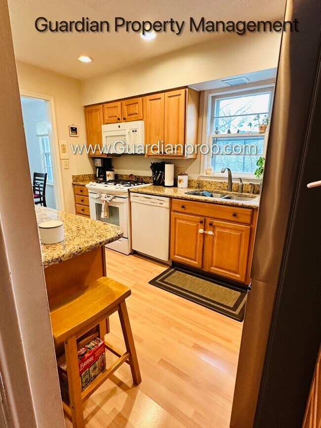 Building Photo - Edina Single Family Home, 2 Car Garage, Dishwasher, Hardwood Floors, Available January/Feb