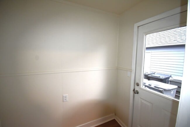 Building Photo - Freshly Remodeled Cozy Cottage Home