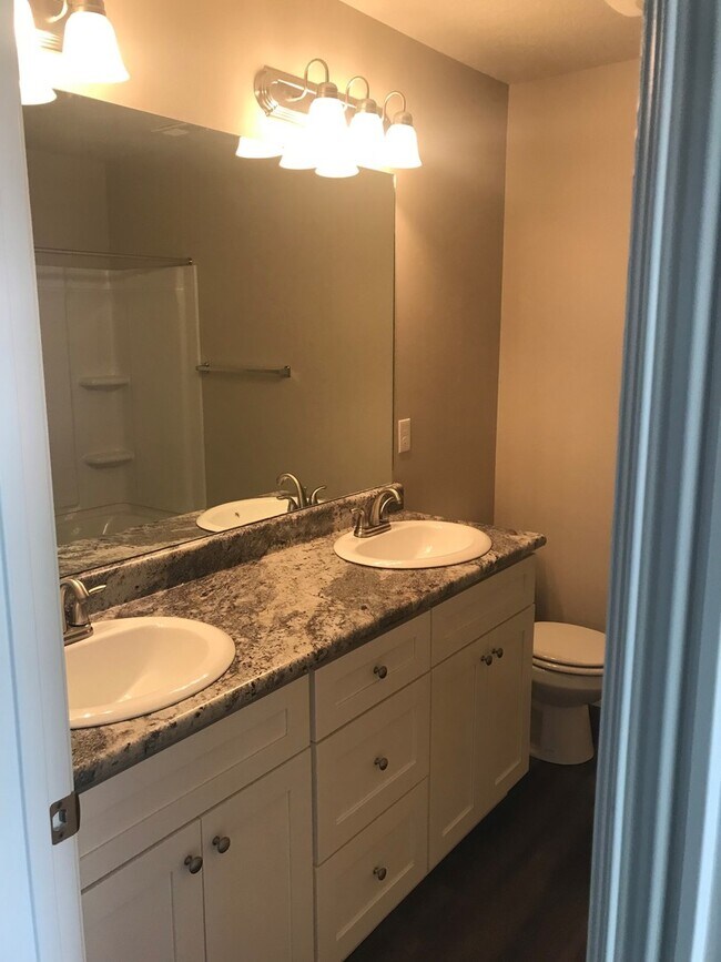 Building Photo - Newer Provo Townhome!