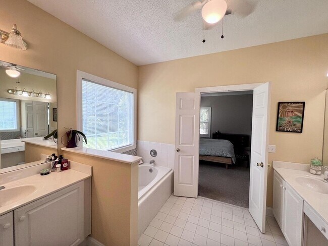Building Photo - 1721 Fox Ridge Ct