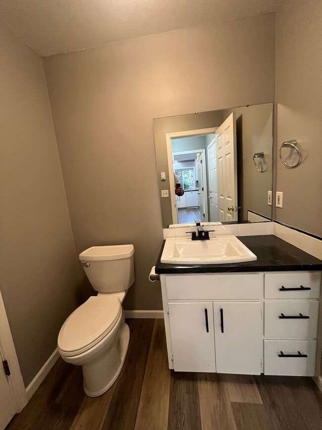 Building Photo - 2-Bedroom 1 1/2-Bathroom townhouse style d...