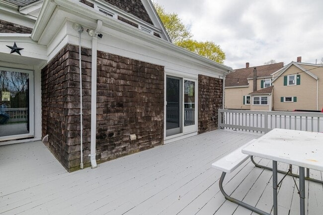 Building Photo - 44 Custer St