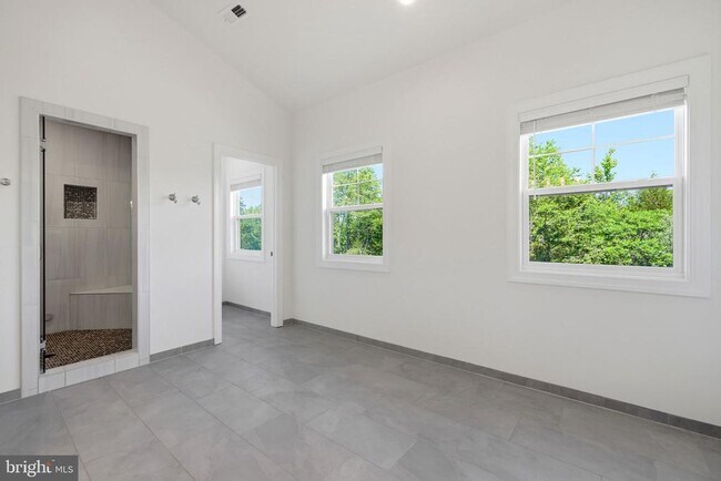 Building Photo - 301 Kingdom Dr