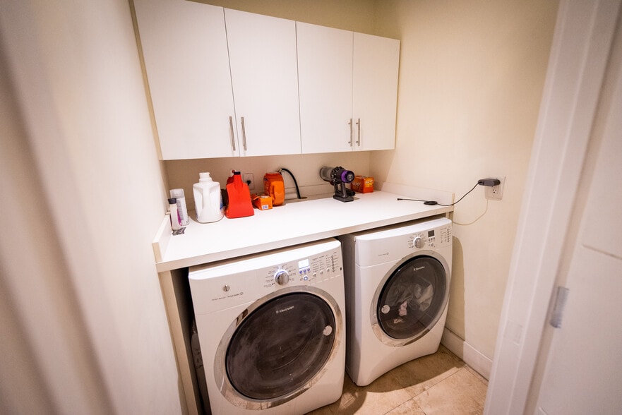 Laundry room - 3142 Ohio St