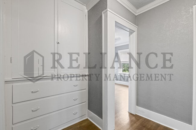 Building Photo - 332 N Rutan St