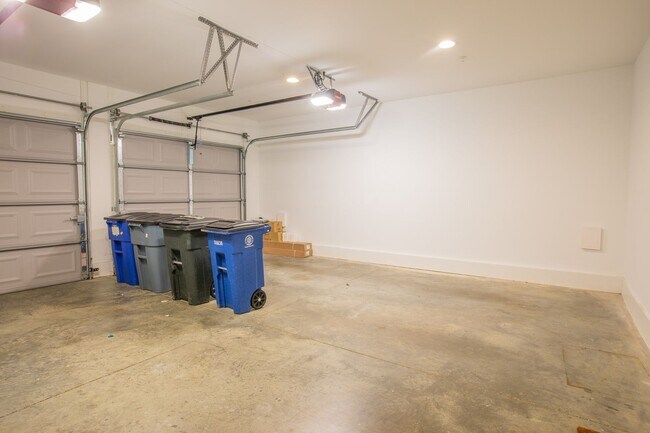 Building Photo - Gorgeous 4 BR/3.5 BA EOG Townhome in Silve...