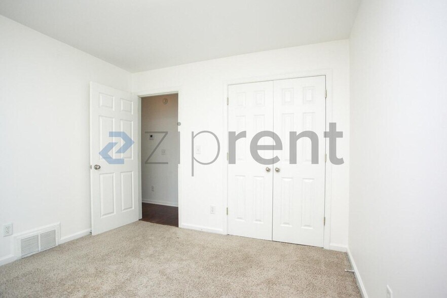 Building Photo - Unit