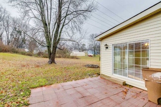 Building Photo - Beautiful Donelson Home in Great Location ...