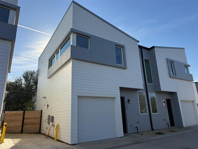 Building Photo - 2000 Riverside Farms Rd
