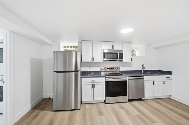 Building Photo - 568 Hale Ave