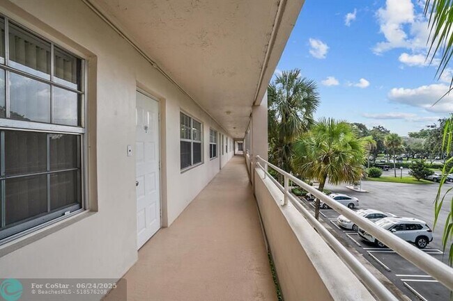 Building Photo - 3930 Oaks Clubhouse Dr