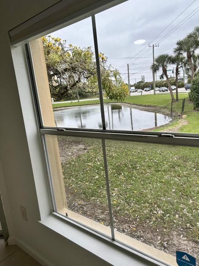 Building Photo - 4863 Via Palm Lakes