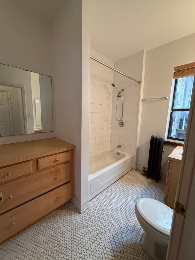 Building Photo - 928 W Sunnyside Ave