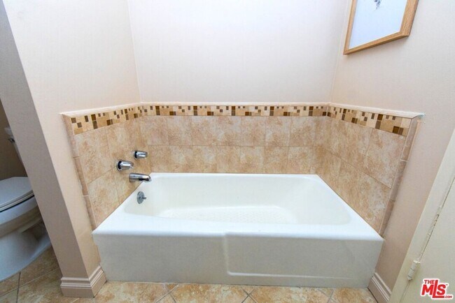 Building Photo - 6001 Canterbury Dr