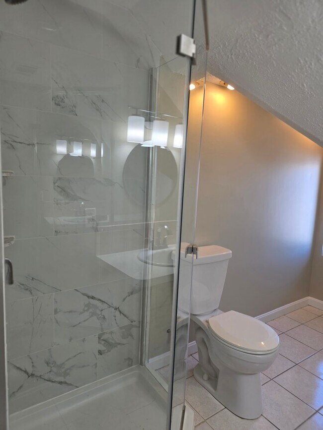 Building Photo - No Brokers Fee, In-Unit Laundry, Eat-in Kitchen, Large bedrooms, 3 Full Bathrooms