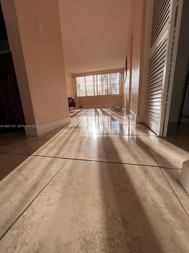 Building Photo - 1591 NE Miami Gardens Dr