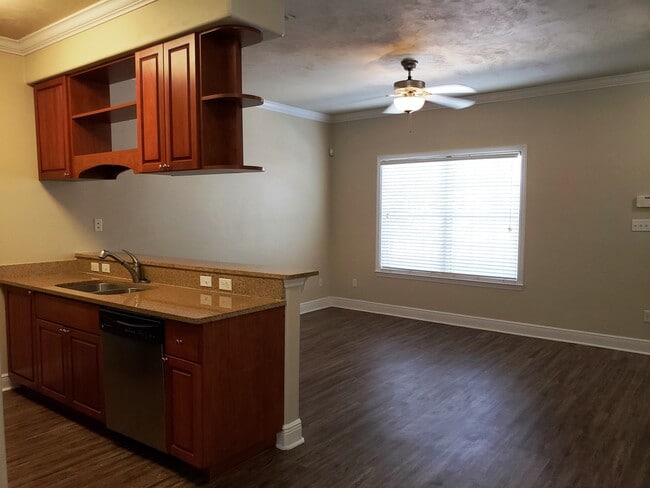 Building Photo - 3 bedroom/ 3 bath town home for rent in Univerity Green's gated community with a pool and renting...