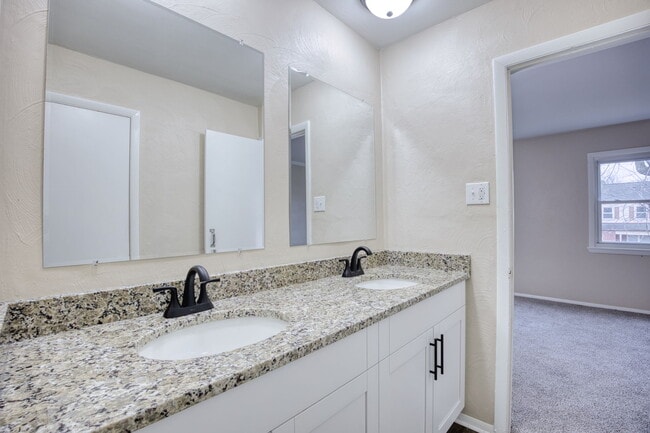 Building Photo - 5721 E Hastings Arch