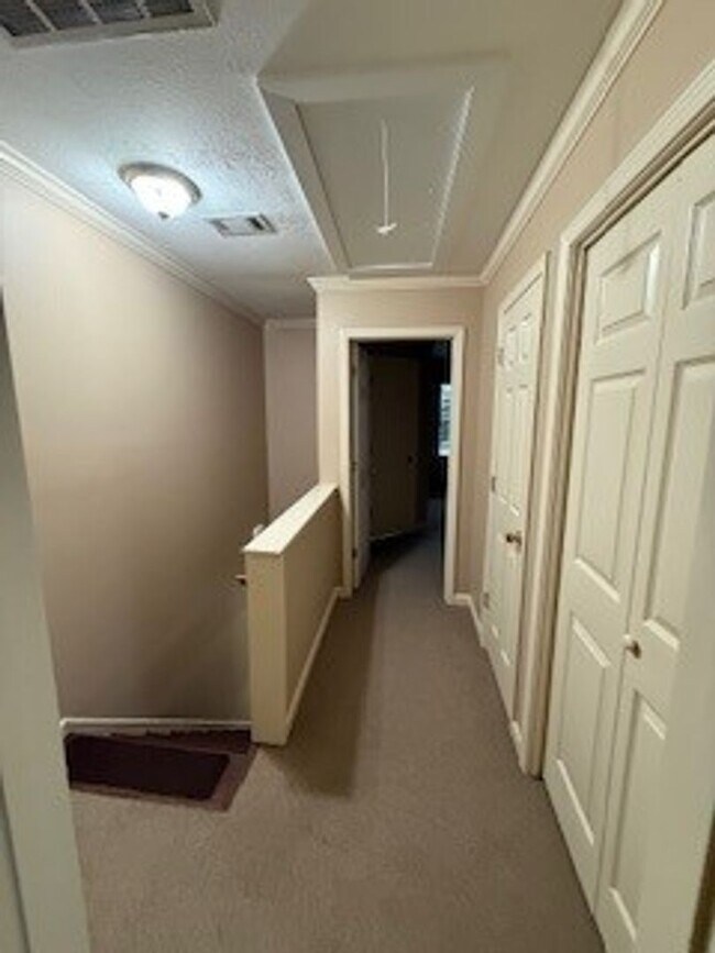 Building Photo - 4 Laura Dr