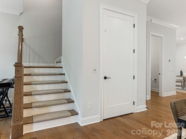 Building Photo - 2555 Deacon Ave