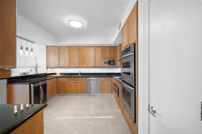 Building Photo - 20201 E Country Club Dr