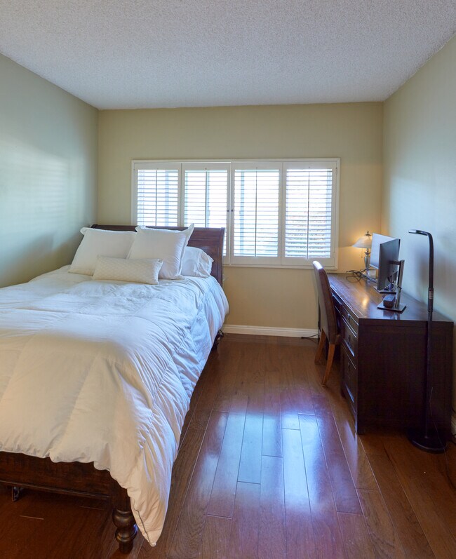 Building Photo - 817 10th St