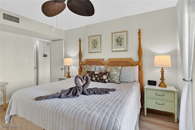 Building Photo - 788 Park Shore Dr