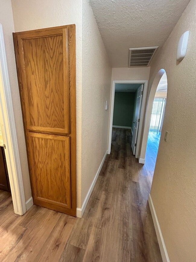 Building Photo - Unfurnished Home!