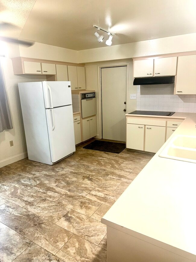 Building Photo - 4548 N Meridian Ave