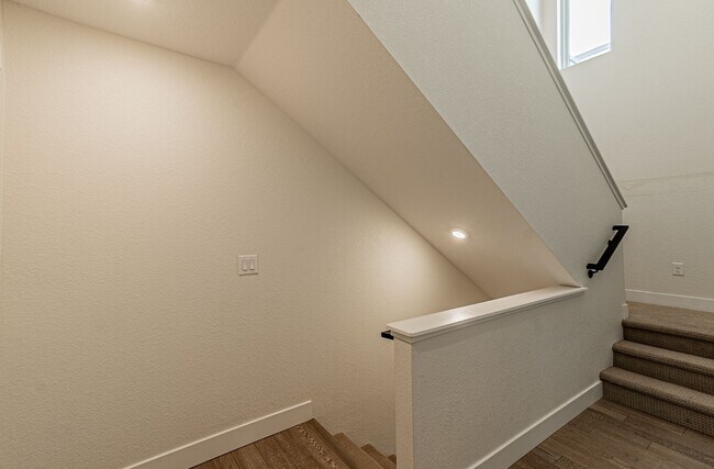 Building Photo - Newer Build 2 Bedroom, 4 Bathroom Jefferson Park Townhome