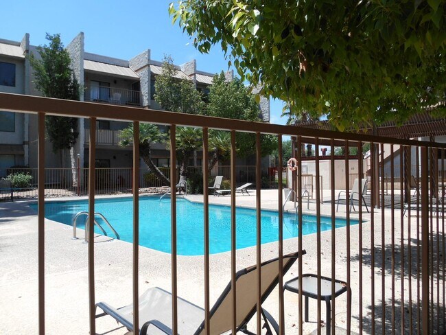 Building Photo - Eastside (Golf Links and Pantano) spacious 2nd floor 2 bed, 2 bath condo!