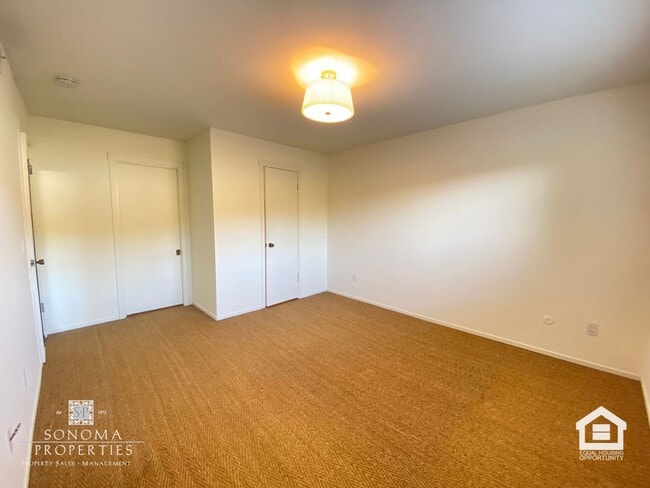 Building Photo - Ground Floor Condo on Sonoma's East Side