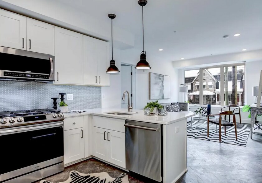 Building Photo - 1001 Bryant St NE