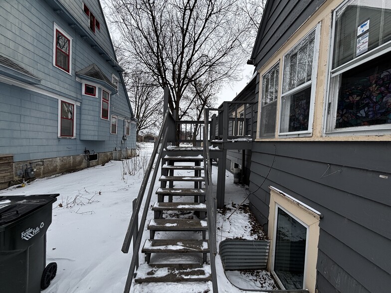 Building Photo - 523 S Mill St