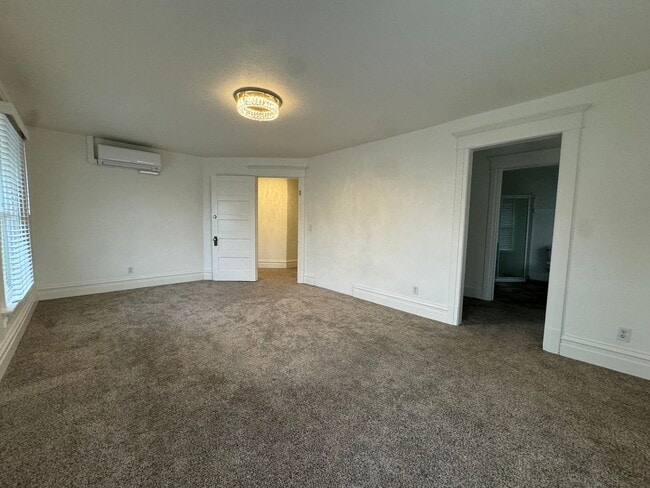 Building Photo - Charming 4 bedroom home