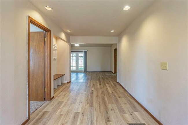 Building Photo - 904 Oakwood Dr