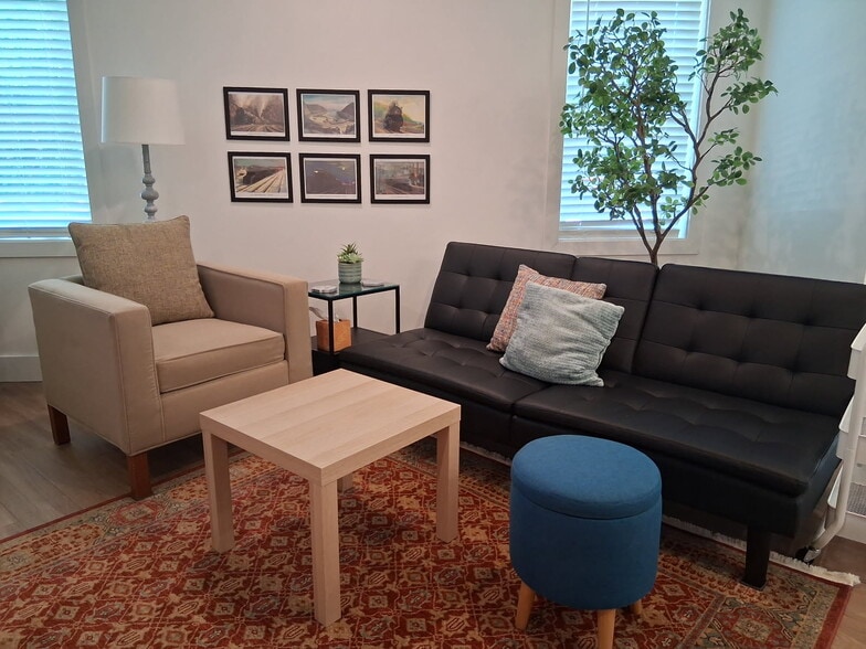 Open concept living area - 517 18th St