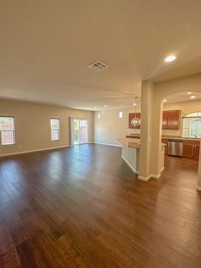 Building Photo - LUXURIOUS SPACIOUS HOME WITH MODERN UPGRAD...