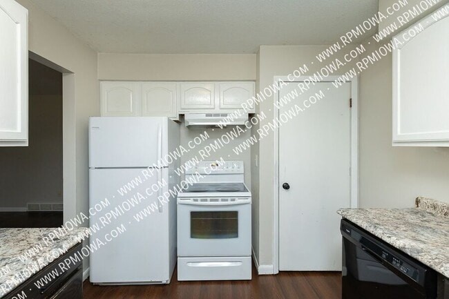 Building Photo - 312 NE Trilein Dr