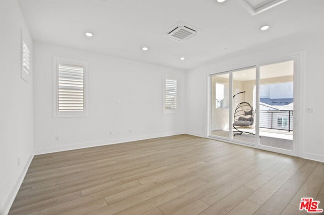 Building Photo - 147 Sawbuck