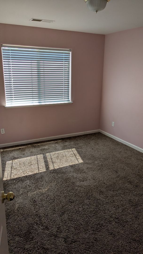 Building Photo - Centrally located in Sparks