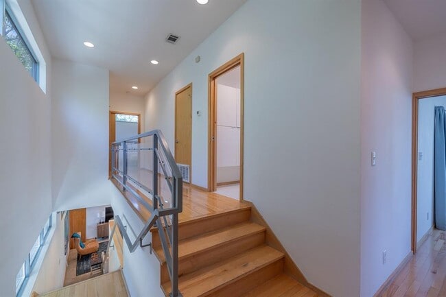 Building Photo - 2801 Oak Crest Ave
