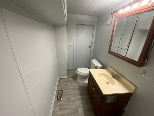 Building Photo - 56 Bismark St