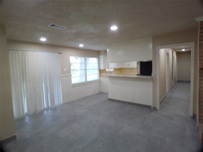 Building Photo - 601 Fresa Rd