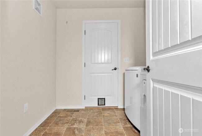 Building Photo - Listed For Rent