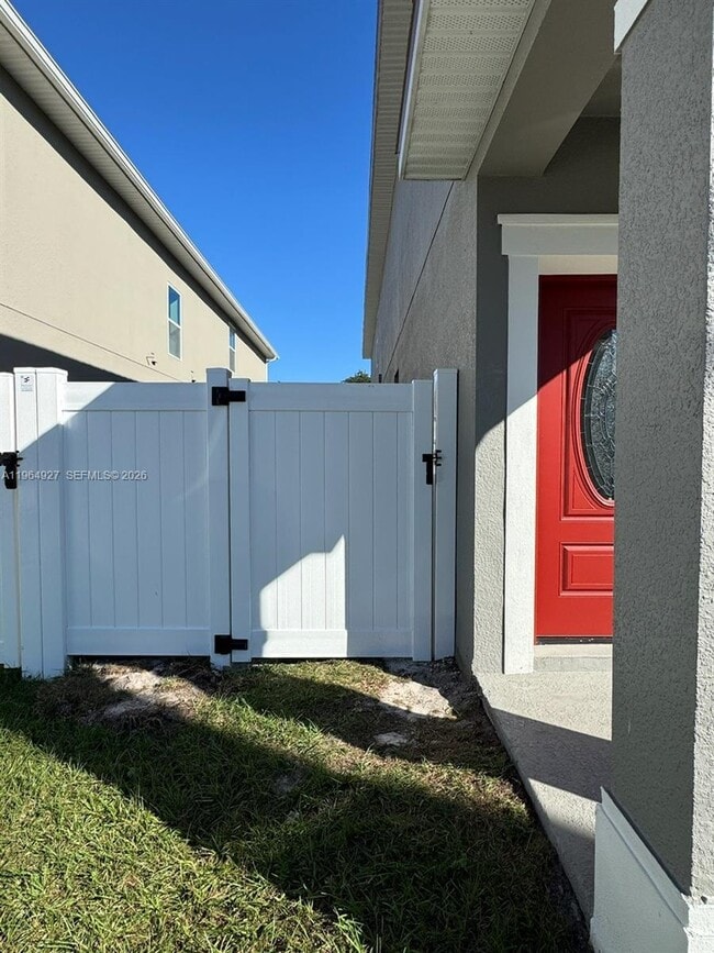 Building Photo - 649 N Lincoln St