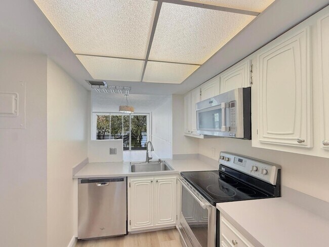 Building Photo - 113 Royal Pk Dr