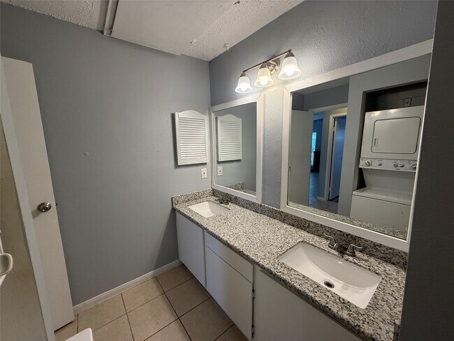 Building Photo - 10049 Westpark Dr