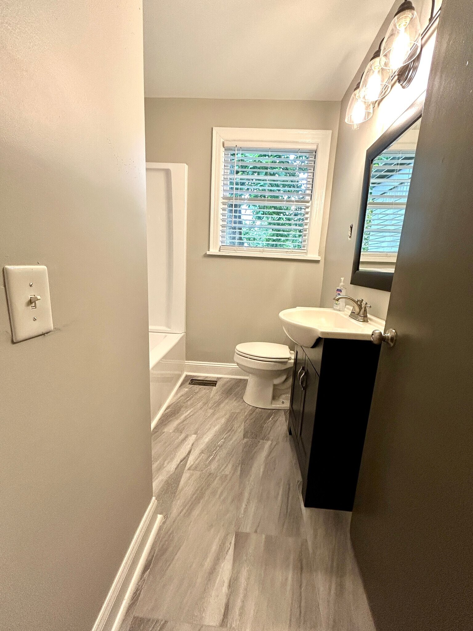 Building Photo - 247 Graeme Dr